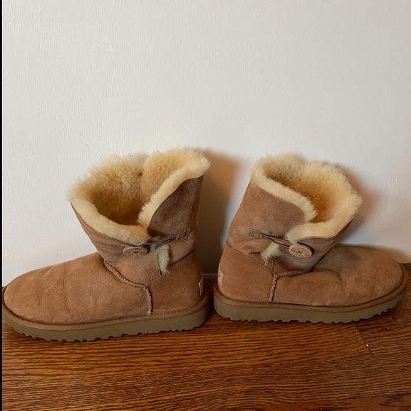 UGG boots; Bailey Button II; size 9; good condition - Picture 2 of 7